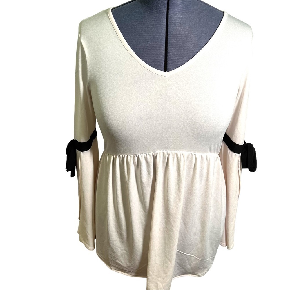 Cupio Women's Size Medium Blouse Cream V-Neck Peplum Hem Black‎ Bows Sleeves